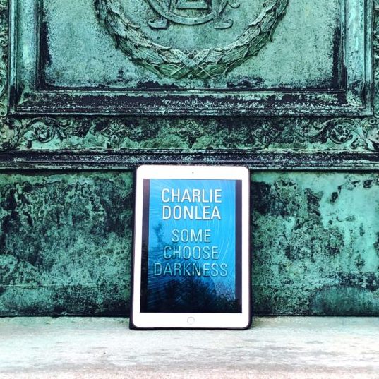 BOOK REVIEW: Some Choose Darkness by Charlie Donlea @CharlieDonlea @KensingtonBooks #somechoosedarkness #bookreview