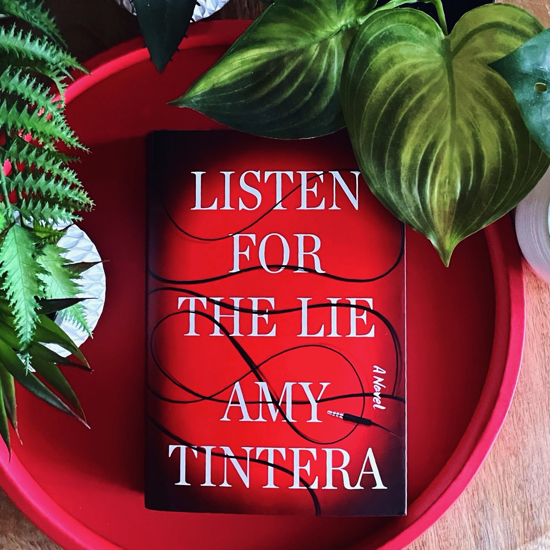 Book Review: Listen for the Lie | Amy Tintera – The PhDiva reads books